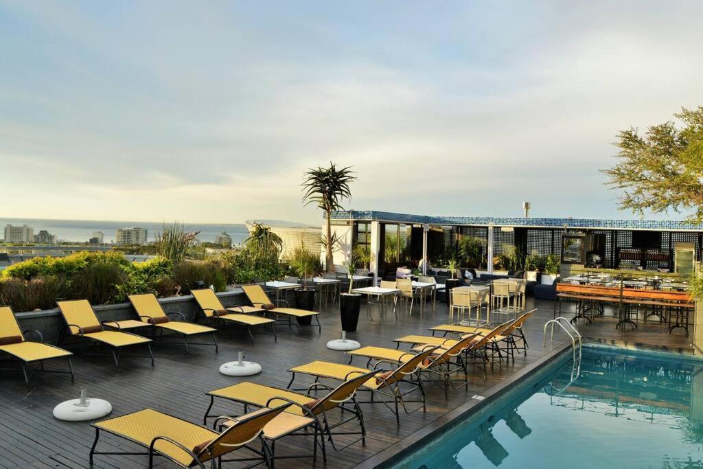 Stunning Cape Royale Apartment Cape Town